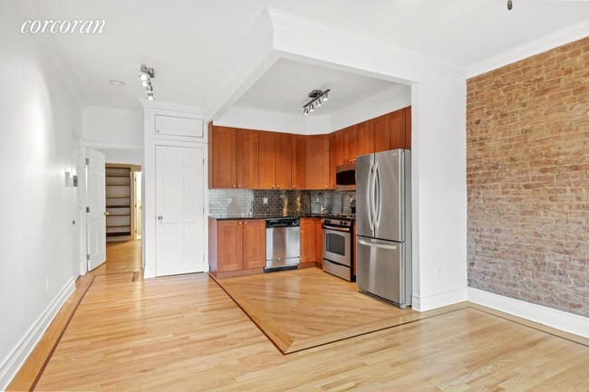 Building Photo - 466 15th St