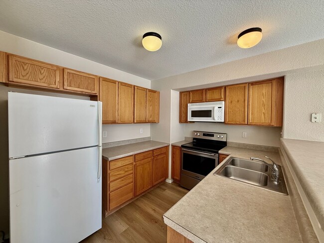 Foto del edificio - 3 Bedroom Townhome in a Convenient Location