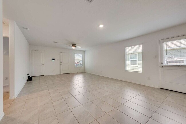 Foto del edificio - Charming 3-Bedroom Home with 2 Full Baths in Justin, TX – Cozy Living at Shale Creek