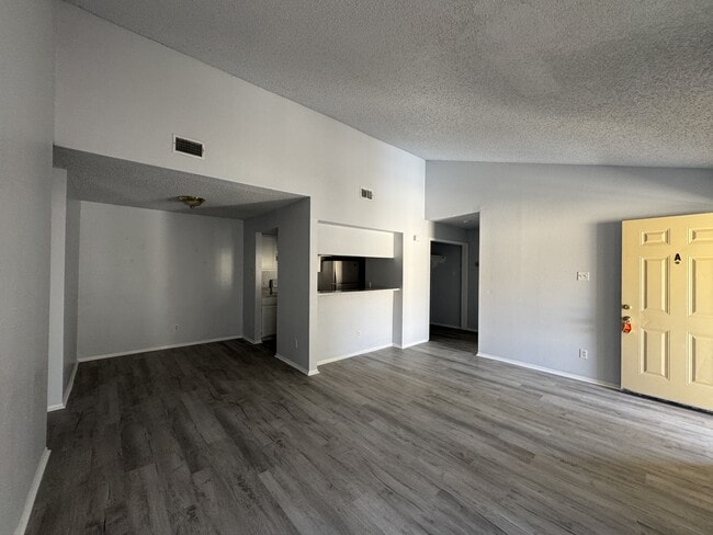 Building Photo - 2210 Capitan Dr