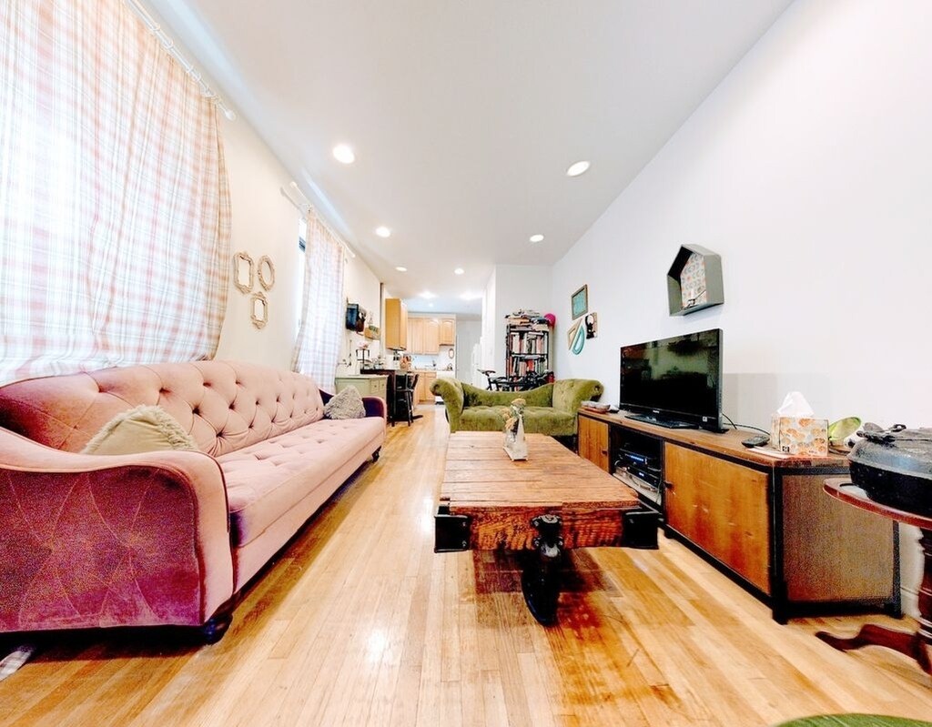 Foto principal - 68 E First St