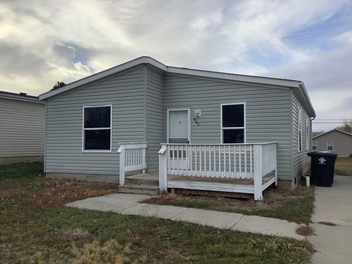 Primary Photo - 3 bed, 2 bath Single Family Home