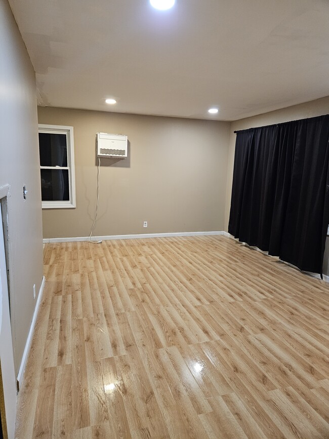 Building Photo - 2116 Central Dr