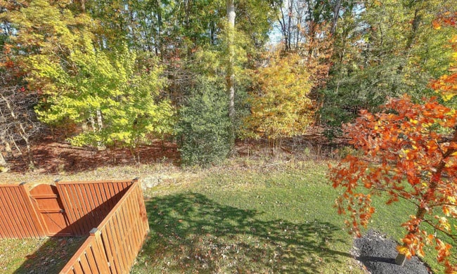Building Photo - Beautiful End-Unit Townhome in Tanyard Spr...
