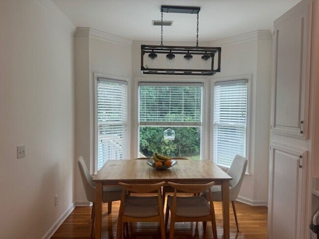 Building Photo - Luxury Living in the Heart of Columbia-Lex...
