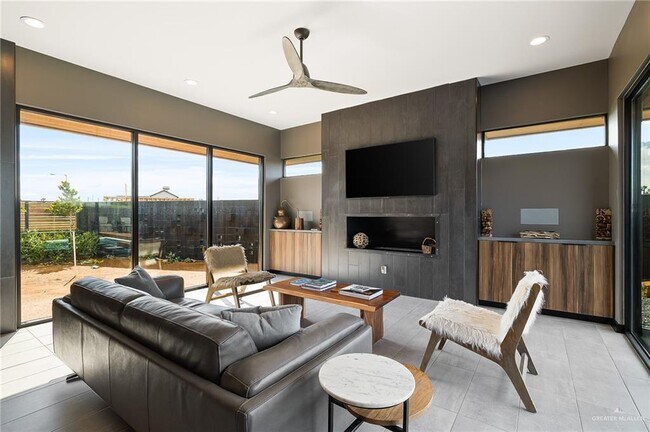 Foto del edificio - 2400 Thames Dr