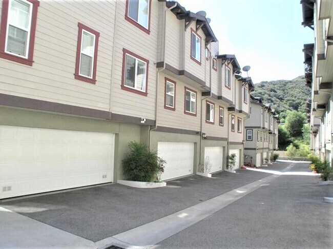 Building Photo - 6300 Honolulu Ave