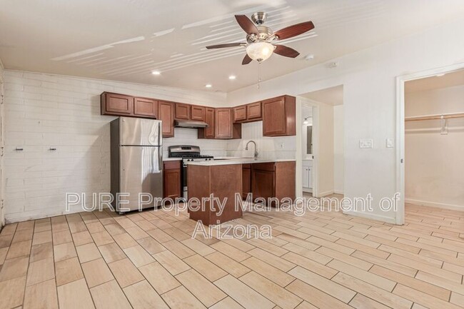 Building Photo - 1002 S Mariana St