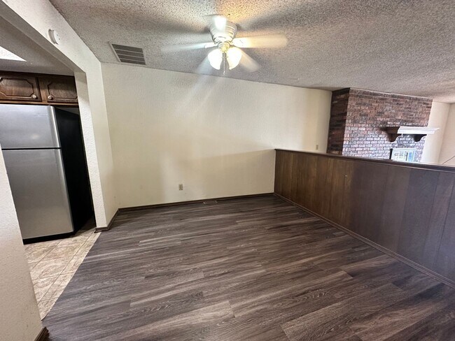 Building Photo - Large Duplex Rockwell & Northwest Expressway!