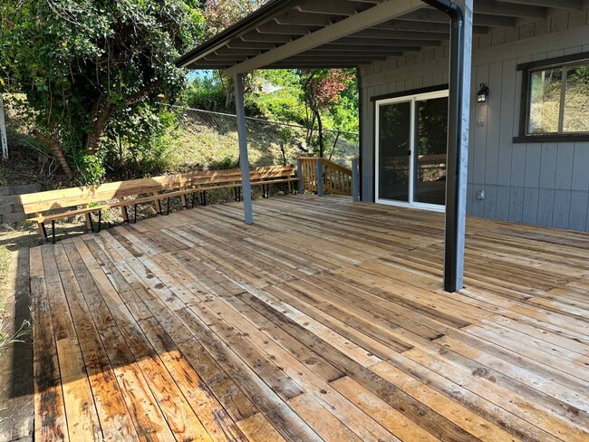 Building Photo - Newly remodeled 3 Bedroom Roseburg home