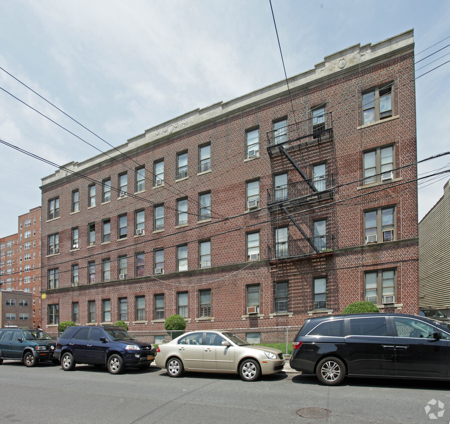 Building Photo - 2215 Cropsey Ave