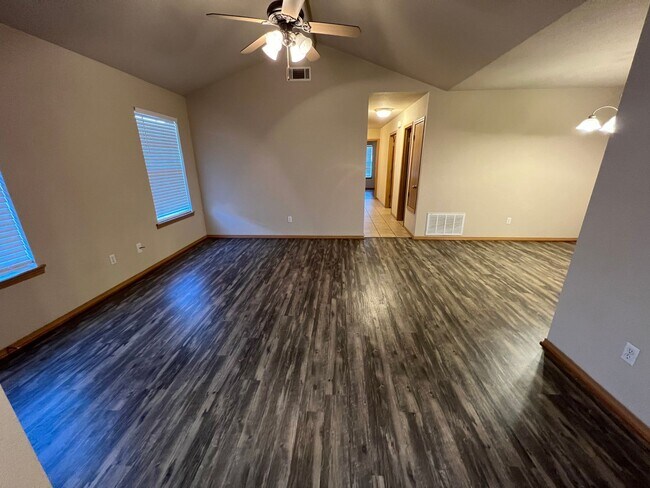 Building Photo - 2016 Plum Creek Ln
