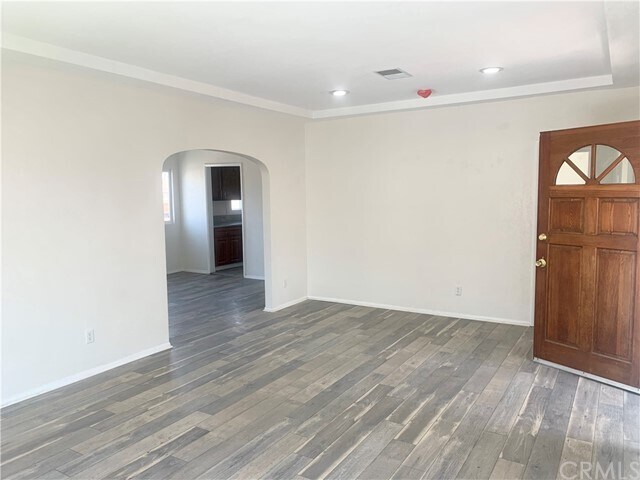 Building Photo - 2050 Pine Ave
