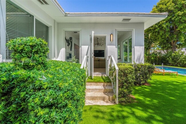 Building Photo - 6145 La Gorce Dr