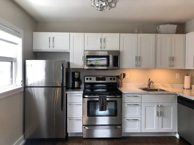 Building Photo - 597 Curzon Av