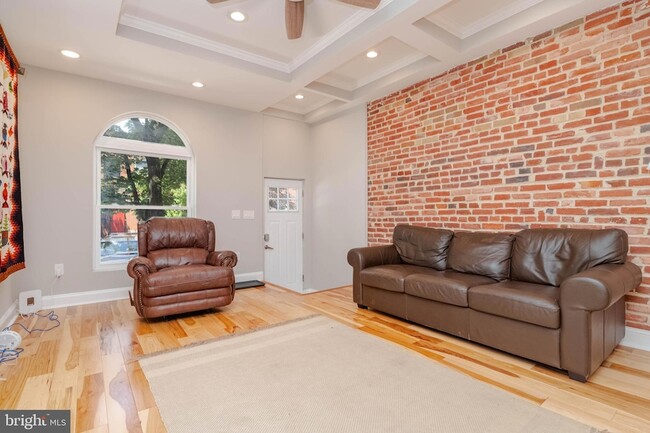 Building Photo - 527 S Lakewood Ave