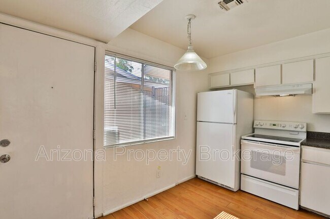 Building Photo - 1702 W Vogel Ave