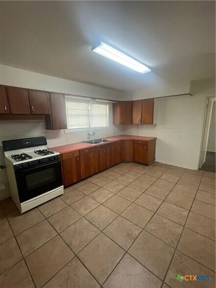 Foto del edificio - 910 Fern Ln