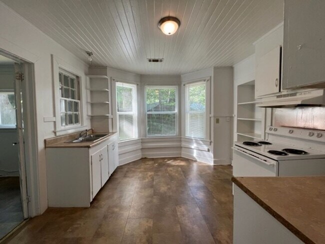 Building Photo - 2 Bedroom, 1 Bath House