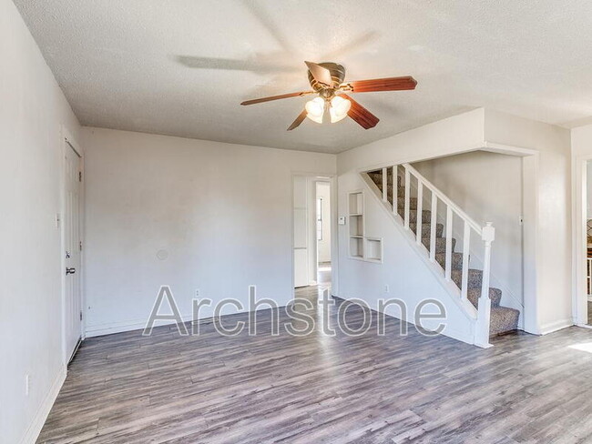 Building Photo - 100 E Lilac Ln