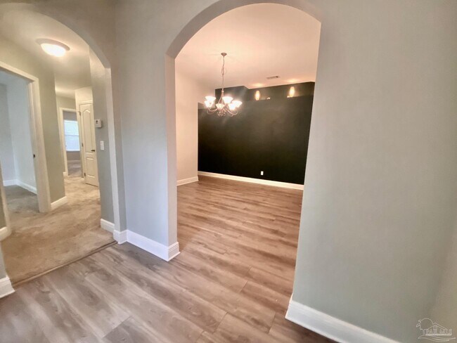 Foto del edificio - 8431 Ferlon Ave