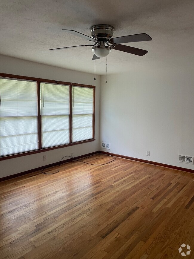 Building Photo - 1405 Woodland Dr