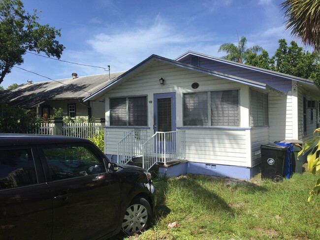 Building Photo - Great 2-1 house close to Downtown Ft Laude...