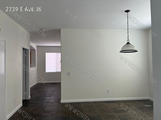 Foto del edificio - 2739 E Ave J6