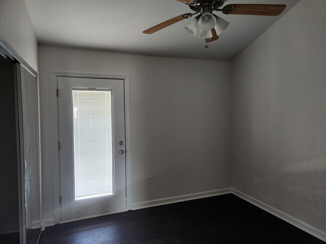 Foto del edificio - 434 Longwood Ct