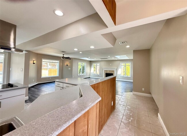 Building Photo - 102 Sycamore Cir