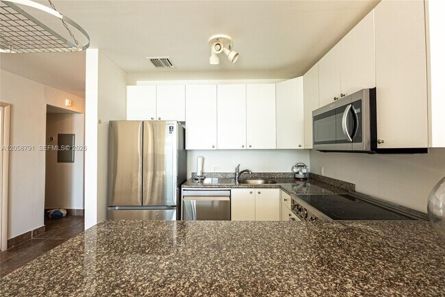 Foto del edificio - 770 NE 69th St