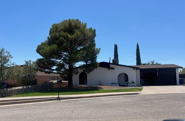Foto del edificio - beautiful swimming pool and backyard oasis...