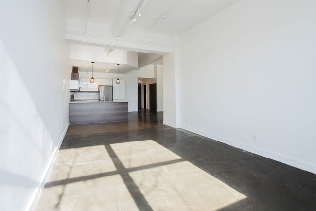 Building Photo - 5638 Av Du Parc