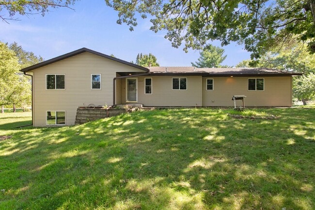 Building Photo - Rent in Andover 4 bd 3 ba 5 garage stalls, 1 AC avail NOW: $2,895/mo plus utilities.