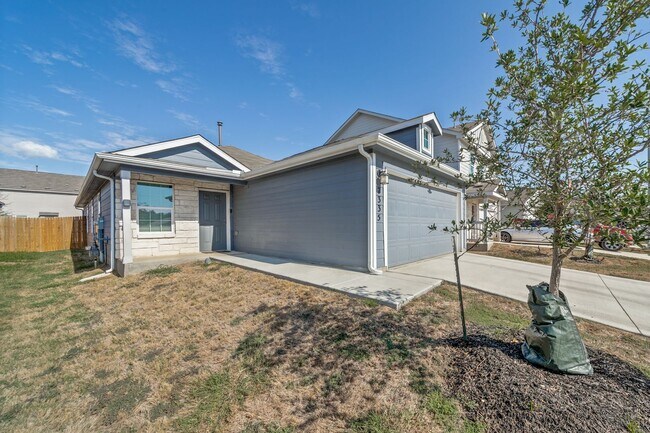Building Photo - 3-BEDROOM HOME IN NORTHEAST CROSSING