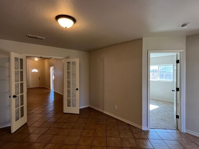 Building Photo - Move-in Ready home on Southside CC