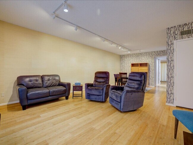 Foto del edificio - 3 Bedroom 2 Bathroom-Fully Furnished Home!...