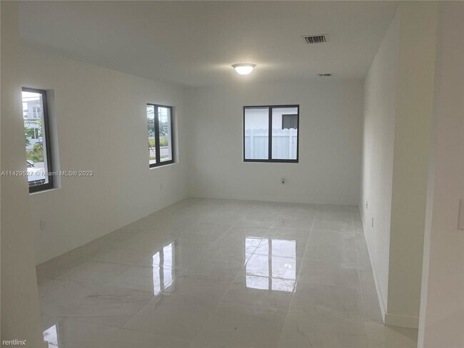 Building Photo - 4 br, 2 bath House - 531 NW 15 Street