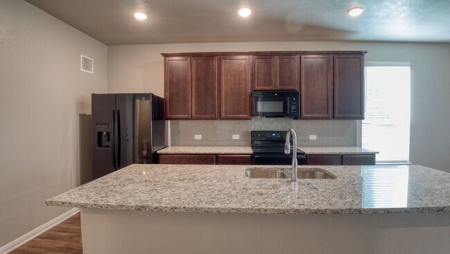 Foto del edificio - Spacious Townhome Available Now!