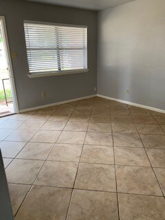 Building Photo - 326 Briarwood Dr