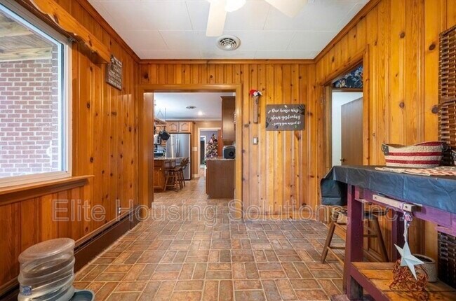Foto del edificio - 290 W Ridge St
