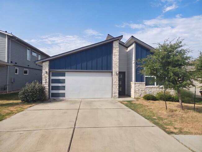 Building Photo - 3001 Egan Dr
