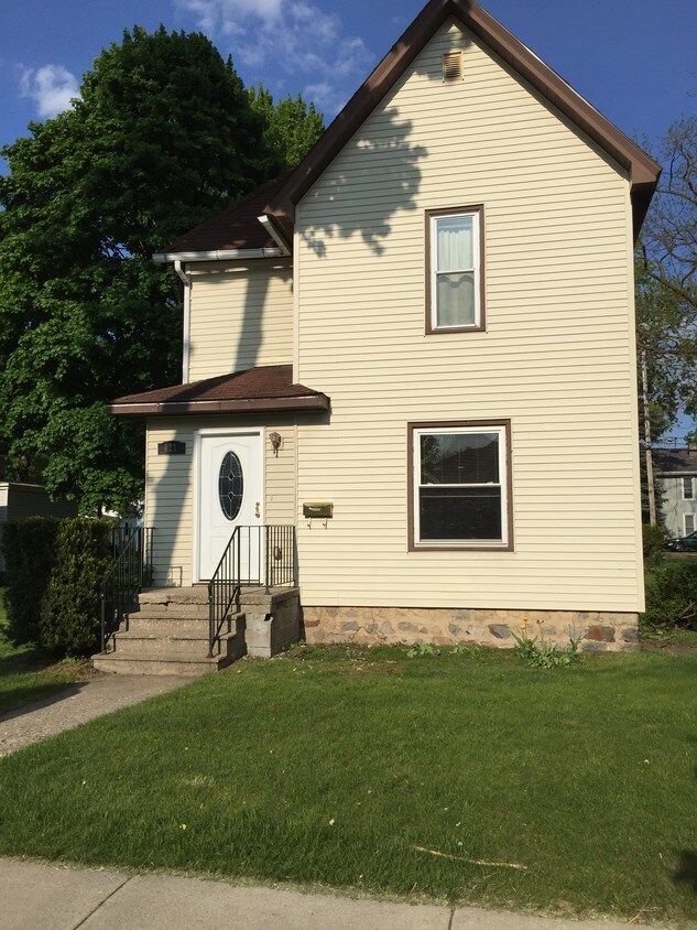 427 S Main St, Mount Pleasant, MI 48858 House Rental in Mount