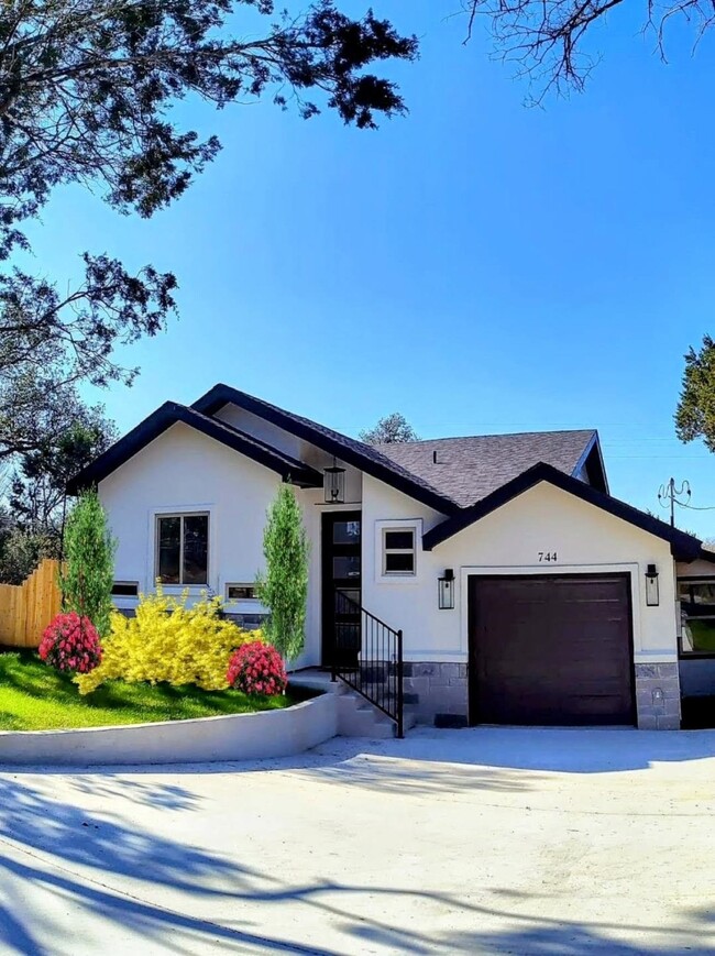 Foto del edificio - 744 Magnolia Ln