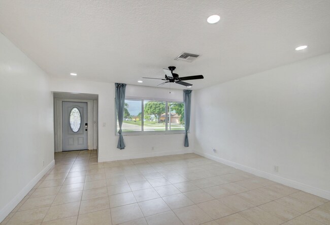 Foto del edificio - 965 Orchid Dr