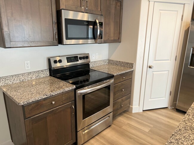Building Photo - 3 bed | 2.5 bath | 2-car Townhome with Was...