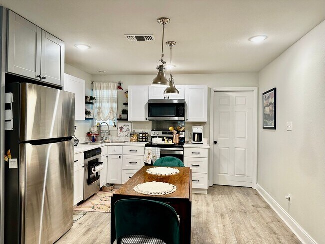 Foto del edificio - 801 Faircreek Ln