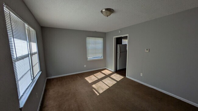 Foto del edificio - 4822 Woodend Ave