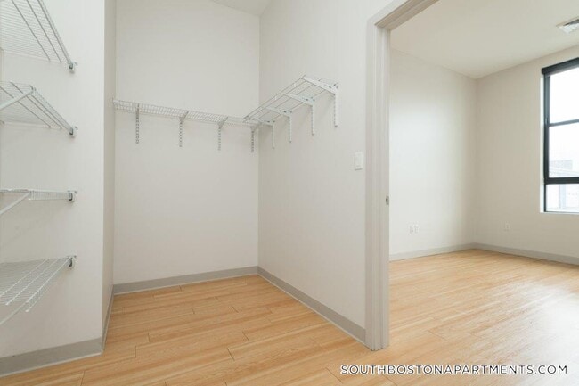 Building Photo - 320 D St