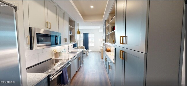 Building Photo - 98 S River Dr